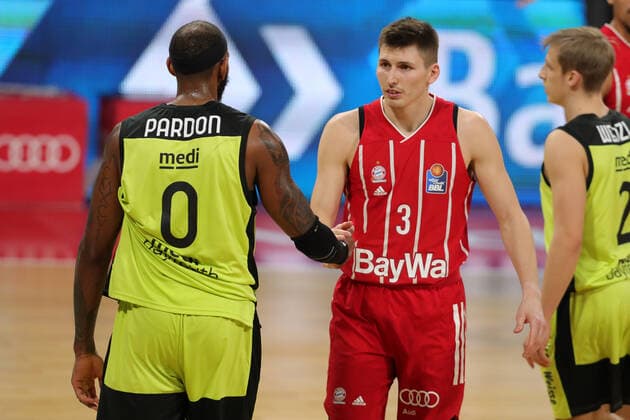 Dererk Pardon Bayreuth and David Kraemer Muenchen high-five GER, FC Bayern Basketball vs medi bayreuth, basketball, easy Credit BBL, season 2020 2021, 06 04 2021, GER, FC Bayern Basketball vs medi bayreuth, basketball, easy Credit BBL, season 2020 2021, 06 04 2021, Muenchen Copyright: xEIBNER MarcelxEngelbrechtx EP_EER