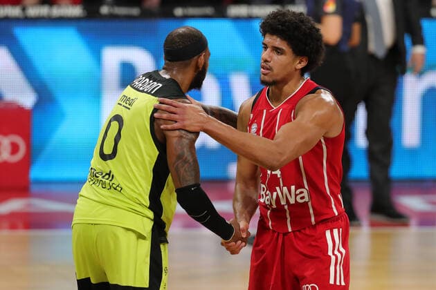 Dererk Pardon Bayreuth and Sasha Grant Muenchen high-five GER, FC Bayern Basketball vs medi bayreuth, basketball, easy Credit BBL, 2020 2021 season, 06 04 2021, GER, FC Bayern Basketball vs medi bayreuth, basketball, easy Credit BBL, 2020 2021 season, 06 04 2021, Muenchen Copyright: xEIBNER MarcelxEngelbrechtx EP_EER