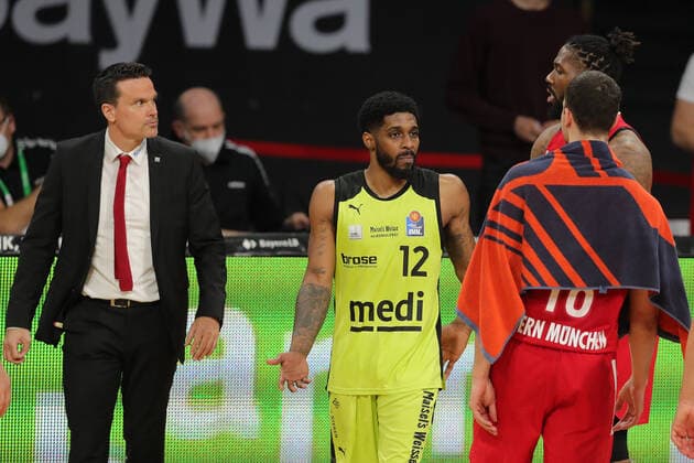 Head coach Raoul Korner Bayreuth , Lazeric Jones Bayreuth complains GER, FC Bayern Basketball vs medi bayreuth, basketball, easy Credit BBL, season 2020 2021, 06 04 2021, GER, FC Bayern Basketball vs medi bayreuth, basketball, easy Credit BBL, season 2020 2021, 06 04 2021, Muenchen Copyright: xEIBNER MarcelxEngelbrechtx EP_EER