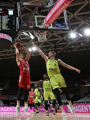 Paul Zipser Muenchen and Andreas Seiferth Bayreuth in duel GER, FC Bayern Basketball vs medi bayreuth, basketball, easy Credit BBL, season 2020 2021, 06 04 2021, GER, FC Bayern Basketball vs medi bayreuth, basketball, easy Credit BBL, season 2020 2021, 06 04 2021, Muenchen Copyright: xEIBNER MarcelxEngelbrechtx EP_EER