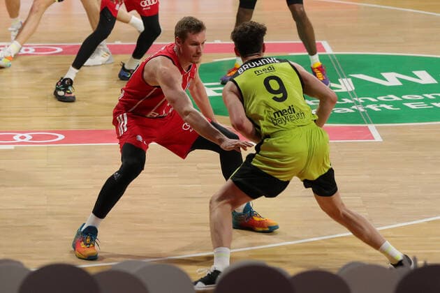 Leon Radosevic Muenchen in duel with Kay Bruhnke Bayreuth GER, FC Bayern Basketball vs medi bayreuth, basketball, easy Credit BBL, season 2020 2021, 06 04 2021, GER, FC Bayern Basketball vs medi bayreuth, basketball, easy Credit BBL, season 2020 2021, 06 04 2021, Muenchen Copyright: xEIBNER MarcelxEngelbrechtx EP_EER