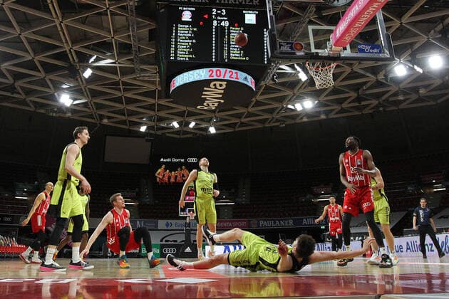 Leon Radosevic Muenchen brings down Kay Bruhnke Bayreuth GER, FC Bayern Basketball vs medi bayreuth, basketball, easy Credit BBL, 2020 2021 season, 06 04 2021, GER, FC Bayern Basketball vs medi bayreuth, basketball, easy Credit BBL, 2020 2021 season, 06 04 2021, Muenchen Copyright: xEIBNER MarcelxEngelbrechtx EP_EER