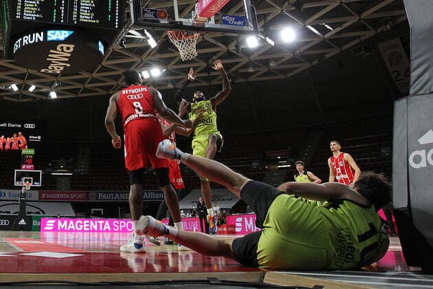 Dererk Pardon Bayreuth scores while Bastian Doreth Bayreuth is down, GER, FC Bayern Basketball vs medi bayreuth, Basketball, easy Credit BBL, Season 2020 2021, 06 04 2021, GER, FC Bayern Basketball vs medi bayreuth, Basketball, easy Credit BBL, Season 2020 2021, 06 04 2021, Muenchen Copyright: xEIBNER MarcelxEngelbrechtx EP_EER