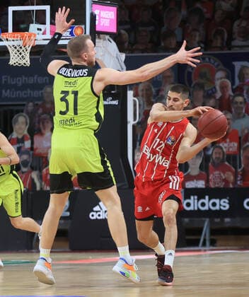 06 04 2021, FC Bayern Basketball vs Media Bayreuth, Audi Dome Muenchen Sport, in picture Oswalds Olisevicius Medi Bayreuth vs Diego Flaccadori FCB Basketball