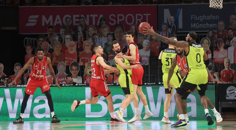 06 04 2021, FC Bayern Basketball vs Media Bayreuth, Audi Dome Muenchen Sport, in picture JaJuan Johnson FCB Basketball , Diego Flaccadori FCB Basketball , Bastian Doreth Medi Bayreuth , Vladimir Lucic FCB Basketball , Oswalds Olisevicius Medi Bayreuth , Jalen Reynolds FCB Basketball , and Derek Pardon Medi Bayreuth