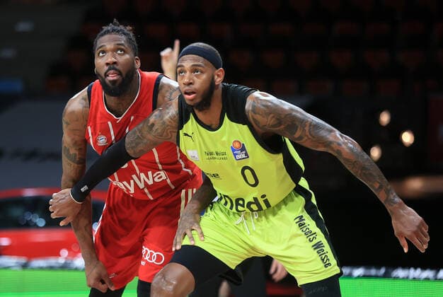 06 04 2021, FC Bayern Basketball vs Media Bayreuth, Audi Dome Muenchen Sport, in the picture Jalen Reynolds FCB Basketball vs Derek Pardon Medi Bayreuth