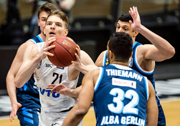 Justus Hollatz Towers , Simone Fontecchio Alba , Johannes Thiemann Alba 23 03 21, Hamburg Towers vs Alba Berlin, Hamburg Wilhelmsburg, edel optics Arena, easyCredit BBL, Basketball Bundesliga, season 2020 2021, 08 match day Â