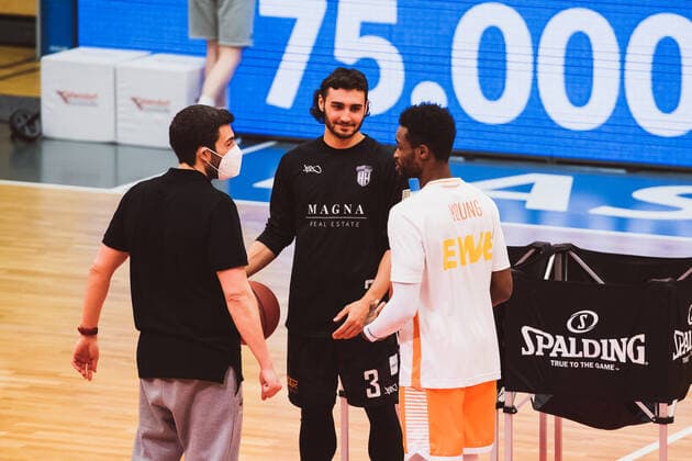 easyCredit BBL 29 Matchday RASTA Vechta vs Hamburg Towers, 07 04 2021 Miguel Zapata Hamburg Towers, Assistant Coach , Maximilian DiLeo Hamburg Towers, 3 , Joshua Adam Young RASTA Vechta, 8 easyCredit BBL 29 Matchday RASTA Vechta vs Hamburg Towers on 07 04 2021 in Vechta RASTA Dome , Germany, Copyright: xBEAUTIFULxSPORTS Neddermannx