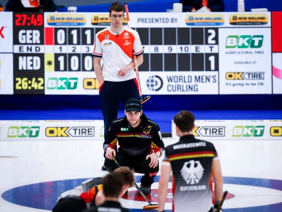 Bilder des Jahres 2021, Sport 04 April Sport Themen der Woche KW14 Sport Bilder des Tages April 7, 2021, Calgary, ab, Canada: Germany skip Sixten Totzek, centre, directs his teammates as Netherlands skip Jaap van Dorp looks on at the Men s World Curling Championships in Calgary, Alta., Wednesday, April 7, 2021. Sixten Totzek, Jaap van Dorp  - ZUMAc35_ 20210407_zaf_c35_011 Copyright: xJeffxMcintoshx