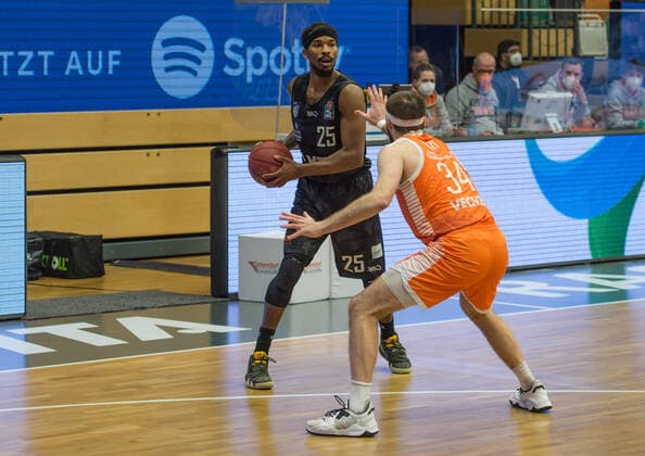 GER, Basketball, RASTA Vechta vs Hamburg Towers 07 04 2021, RASTA Dome, Vechta, GER, easy Credit BBL, RASTA Vechta vs Hamburg Towers, in picture Terry ALLEN Hamburg Towers 25 Jesse HUNT Rasta Vechta 34 nordphotoxRojahn nph00310