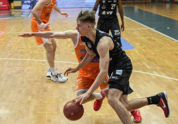 GER, Basketball, RASTA Vechta vs Hamburg Towers 07 04 2021, RASTA Dome, Vechta, GER, easy Credit BBL, RASTA Vechta vs Hamburg Towers, in the picture passing the opponent Justus HOLLATZ Hamburg Towers 21 Jannes HUNDT Rasta Vechta 20 nordphotoxRojahn nph00310