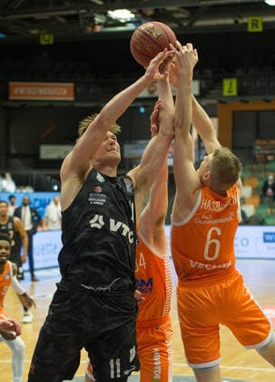 GER, Basketball, RASTA Vechta vs Hamburg Towers 07 04 2021, RASTA Dome, Vechta, GER, easy Credit BBL, RASTA Vechta vs Hamburg Towers, in picture Maik KOTSAR Hamburg Towers 11 Jesse HUNT Rasta Vechta 34 Tim HASBARGEN Rasta Vechta 6 nordphotoxRojahn nph00310