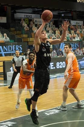 GER, Basketball, RASTA Vechta vs Hamburg Towers 07 04 2021, RASTA Dome, Vechta, GER, easy Credit BBL, RASTA Vechta vs Hamburg Towers, in picture Maik KOTSAR Hamburg Towers 11 Josh YOUNG Rasta Vechta 8 Will VORHEES Rasta Vechta 41 nordphotoxRojahn nph00310