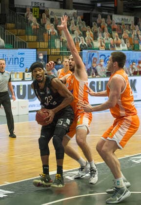 GER, Basketball, RASTA Vechta vs Hamburg Towers 07 04 2021, RASTA Dome, Vechta, GER, easy Credit BBL, RASTA Vechta vs Hamburg Towers, in picture Terry ALLEN Hamburg Towers 25 Jesse HUNT Rasta Vechta 34 Will VORHEES Rasta Vechta 41 nordphotoxRojahn nph00310