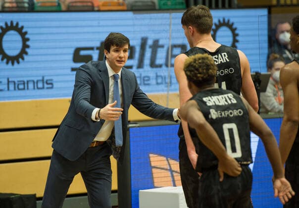 GER, Basketball, RASTA Vechta vs Hamburg Towers 07 04 2021, RASTA Dome, Vechta, GER, easy Credit BBL, RASTA Vechta vs Hamburg Towers, in the picture all times come Pedro CALLES Hamburg Towers Headcoach Coach Maik KOTSAR Hamburg Towers 11 TJ SHORTS Hamburg Towers 0 nordphotoxRojahn nph00310