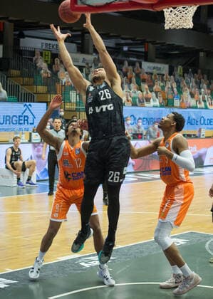 GER, Basketball, RASTA Vechta vs Hamburg Towers 07 04 2021, RASTA Dome, Vechta, GER, easy Credit BBL, RASTA Vechta vs Hamburg Towers, in picture Marvin OGUNSIPE Hamburg Towers 26 Edgar SOSA Rasta Vechta 12 Sha Markus KENNEDY Rasta Vechta 3 nordphotoxRojahn nph00310