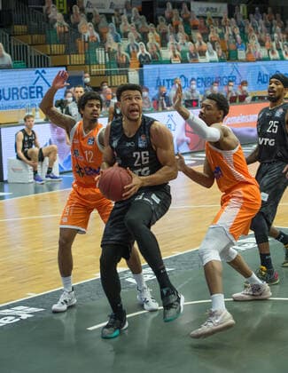 GER, Basketball, RASTA Vechta vs Hamburg Towers 07 04 2021, RASTA Dome, Vechta, GER, easy Credit BBL, RASTA Vechta vs Hamburg Towers, in picture Marvin OGUNSIPE Hamburg Towers 26 Edgar SOSA Rasta Vechta 12 Sha Markus KENNEDY Rasta Vechta 3 nordphotoxRojahn nph00310