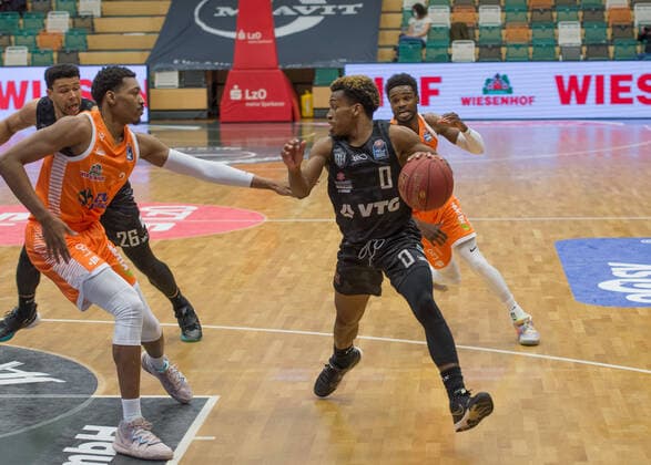 GER, Basketball, RASTA Vechta vs Hamburg Towers 07 04 2021, RASTA Dome, Vechta, GER, easy Credit BBL, RASTA Vechta vs Hamburg Towers, in picture TJ SHORTS Hamburg Towers 0 Sha Markus KENNEDY Rasta Vechta 3 Josh YOUNG Rasta Vechta 8 nordphotoxRojahn nph00310