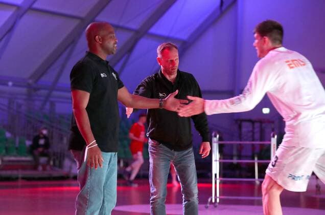 07 04 2021 Basketball Saison 2019 2020 2 Bundesliga Pro A 12 Spieltag Nürnberg Falcons Basketball Club NBC Bayer Giants Leverkusen DaMa Derrick Taylor Co Trainer Assistant Coach Nürnberg Falcons BC NBC Ralph Junge Trainer General Manager Head Coach Nürnberg Falcons BC NBC high-five Jonathan Maier 13, Nürnberg Falcons BC NBC before the start of the game.