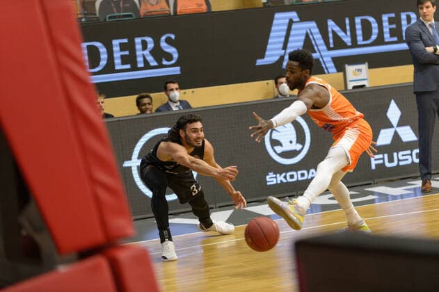 Maximilian DILEO 3 Hamburg Towers passes the ball past Josh YOUNG 8 Rasta Vechta Rasta Vechta vs Hamburg Towers, Basketball, easyCredit BBL Bundesliga, 07 04 2021, 29 Matchday, Season 2020 2021 Copyright xErikxHillmer EIBNERx EP ehr Rasta Vechta vs Hamburg Towers, Basketball, easyCredit BBL Bundesliga, 07 04 2021, 29 Matchday, Season 2020 2021 Vechta Copyright: xErikxHillmer EIBNERx EP_ehr