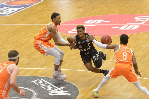 TJ Timothy Neocartes SHORTS II 0 Hamburg Towers cant be stopped by Sha™Markus Sha Markus KENNEDY 3 Rasta Vechta , Josh YOUNG 8 Rasta Vechta Rasta Vechta vs Hamburg Towers, Basketball, easyCredit BBL Bundesliga, 07 04 2021, 29 Matchday, Season 2020 2021 Copyright xErikxHillmer EIBNERx EP ehr Rasta Vechta vs Hamburg Towers, Basketball, easyCredit BBL Bundesliga, 07 04 2021, 29 Matchday, Season 2020 2021 Vechta. Copyright: xErikxHillmer EIBNERx EP_ehr