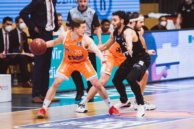 easyCredit BBL 29 Matchday RASTA Vechta vs Hamburg Towers, 07 04 2021 Jannes Hundt RASTA Vechta, 20 , Maximilian DiLeo Hamburg Towers, 3 easyCredit BBL 29 Matchday RASTA Vechta vs Hamburg Towers on 07 04 2021 in Vechta RASTA Dome , Germany, Copyright: xBEAUTIFULxSPORTS Neddermannx
