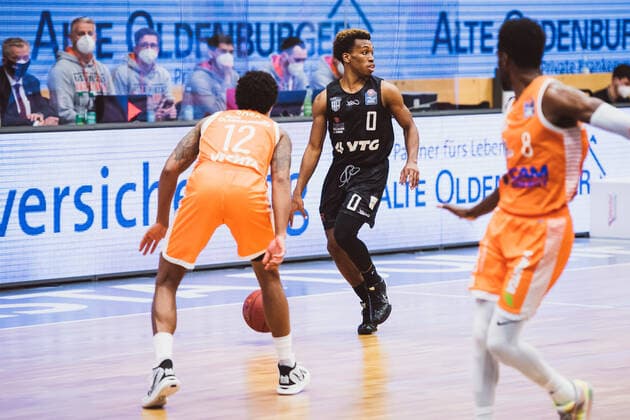easyCredit BBL 29 Matchday RASTA Vechta vs Hamburg Towers, 07 04 2021 T J Shorts Hamburg Towers, 0 , Edgar Sosa RASTA Vechta, 12 easyCredit BBL 29 Matchday RASTA Vechta vs Hamburg Towers on 07 04 2021 in Vechta RASTA Dome , Germany, Copyright: xBEAUTIFULxSPORTS Neddermannx