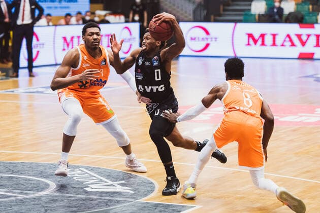 easyCredit BBL 29 Matchday RASTA Vechta vs Hamburg Towers, 07 04 2021 ShaMarkus Kennedy RASTA Vechta, 3 , T J Shorts Hamburg Towers, 0 , Joshua Adam Young RASTA Vechta, 8 easyCredit BBL 29 Matchday RASTA Vechta vs Hamburg Towers on 07 04 2021 in Vechta RASTA Dome , Germany, Copyright: xBEAUTIFULxSPORTS Neddermannx
