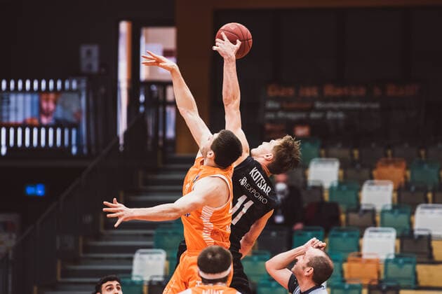 easyCredit BBL 29 Matchday RASTA Vechta vs Hamburg Towers, 07 04 2021 Will Vorhees RASTA Vechta, 41 , Maik Kotsar Hamburg Towers, 11 easyCredit BBL 29 Matchday RASTA Vechta vs Hamburg Towers on 07 04 2021 in Vechta RASTA Dome , Germany, Copyright: xBEAUTIFULxSPORTS Neddermannx