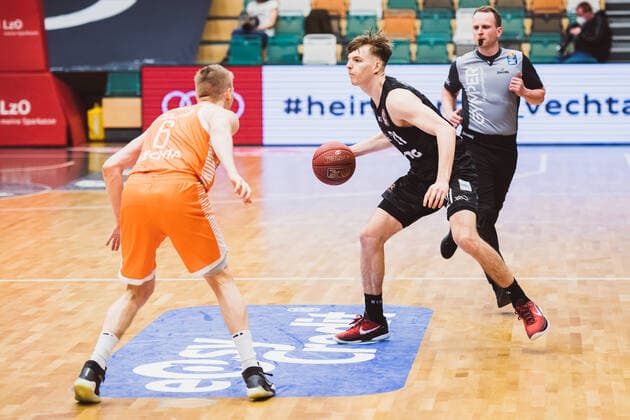 easyCredit BBL 29 Matchday RASTA Vechta vs Hamburg Towers, 07 04 2021 Tim Hasbargen RASTA Vechta, 6 , Justus Hollatz Hamburg Towers, 21 easyCredit BBL 29 Matchday RASTA Vechta vs Hamburg Towers on 07 04 2021 in Vechta RASTA Dome , Germany, Copyright: xBEAUTIFULxSPORTS Neddermannx