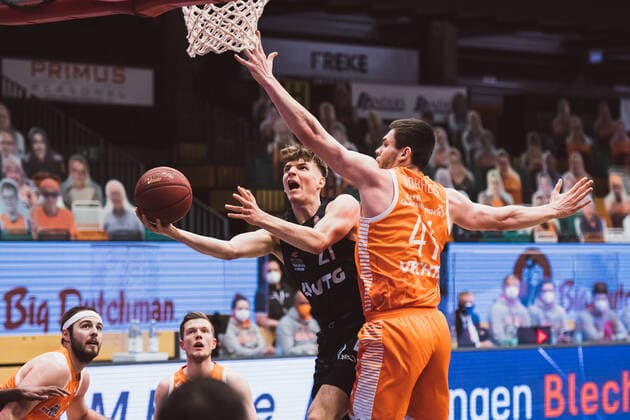 easyCredit BBL 29 Matchday RASTA Vechta vs Hamburg Towers, 07 04 2021 Justus Hollatz Hamburg Towers, 21 , Will Vorhees RASTA Vechta, 41 easyCredit BBL 29 Matchday RASTA Vechta vs Hamburg Towers on 07 04 2021 in Vechta RASTA Dome , Germany, Copyright: xBEAUTIFULxSPORTS Neddermannx