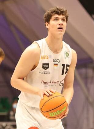 07 04 2021 Basketball Season 2019 2020 2 Bundesliga Pro A 12 Spieltag Nürnberg Falcons Basketball Club NBC Bayer Giants Leverkusen DaMa Fynn Fischer 15, Nürnberg Falcons BC NBC with free throw.