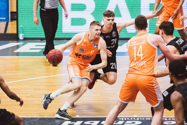 easyCredit BBL 29 Matchday RASTA Vechta vs Hamburg Towers, 07 04 2021 Tim Hasbargen RASTA Vechta, 6 , Justus Hollatz Hamburg Towers, 21 easyCredit BBL 29 Matchday RASTA Vechta vs Hamburg Towers on 07 04 2021 in Vechta RASTA Dome , Germany, Copyright: xBEAUTIFULxSPORTS Neddermannx