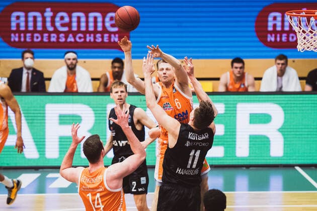 easyCredit BBL 29 Matchday RASTA Vechta vs Hamburg Towers, 07 04 2021 Philipp Herkenhoff RASTA Vechta, 14 , Maik Kotsar Hamburg Towers, 11 , Tim Hasbargen RASTA Vechta, 6 easyCredit BBL 29 Matchday RASTA Vechta vs Hamburg Towers on 07 04 2021 in Vechta RASTA Dome , Germany, Copyright: xBEAUTIFULxSPORTS Neddermannx