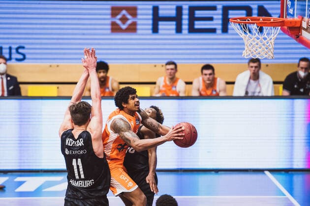 easyCredit BBL 29 Matchday RASTA Vechta vs Hamburg Towers, 07 04 2021 Maik Kotsar Hamburg Towers, 11 , Edgar Sosa RASTA Vechta, 12 , T J Shorts Hamburg Towers, 0 easyCredit BBL 29 Matchday RASTA Vechta vs Hamburg Towers on 07 04 2021 in Vechta RASTA Dome , Germany, Copyright: xBEAUTIFULxSPORTS Neddermannx