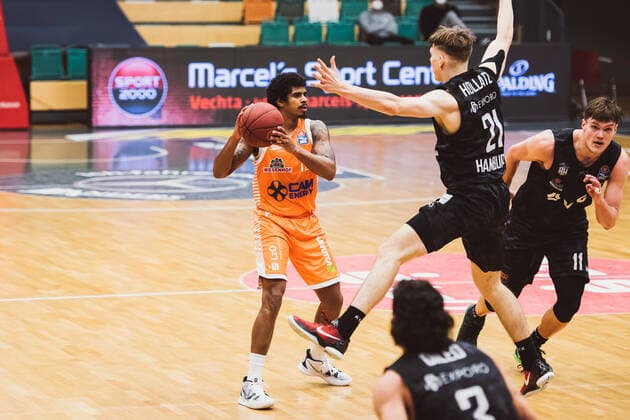 easyCredit BBL 29 Matchday RASTA Vechta vs Hamburg Towers, 07 04 2021 Edgar Sosa RASTA Vechta, 12 , Justus Hollatz Hamburg Towers, 21 easyCredit BBL 29 Matchday RASTA Vechta vs Hamburg Towers on 07 04 2021 in Vechta RASTA Dome , Germany, Copyright: xBEAUTIFULxSPORTS Neddermannx