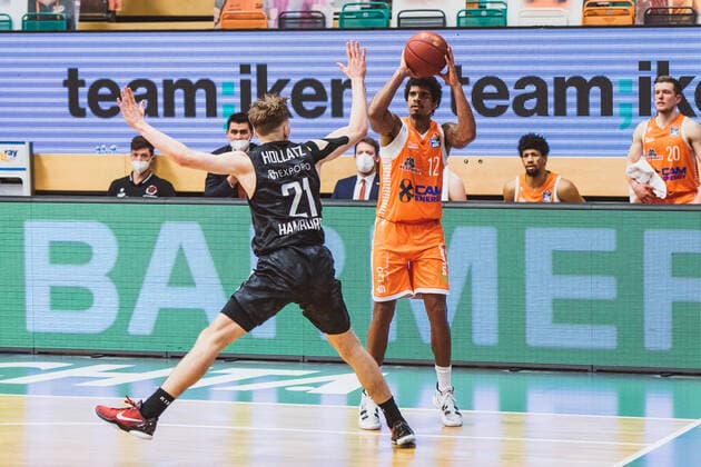 easyCredit BBL 29 Matchday RASTA Vechta vs Hamburg Towers, 07 04 2021 Justus Hollatz Hamburg Towers, 21 , Edgar Sosa RASTA Vechta, 12 easyCredit BBL 29 Matchday RASTA Vechta vs Hamburg Towers on 07 04 2021 in Vechta RASTA Dome , Germany, Copyright: xBEAUTIFULxSPORTS Neddermannx