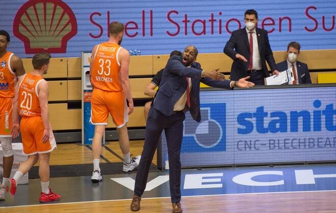GER, Basketball, RASTA Vechta vs Hamburg Towers 07 04 2021, RASTA Dome, Vechta, GER, easy Credit BBL, RASTA Vechta vs Hamburg Towers, in the picture Hello Mr. Krause, what was that on our side Derrick ALLEN Rasta Vechta Headcoach Coach nordphotoxRojahn nph00310