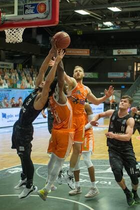 GER, Basketball, RASTA Vechta vs Hamburg Towers 07 04 2021, RASTA Dome, Vechta, GER, easy Credit BBL, RASTA Vechta vs Hamburg Towers, in picture Max DILEO Hamburg Towers 3 Josh YOUNG Rasta Vechta 8 Robin CHRISTEN Rasta Vechta 33 Maik KOTSAR Hamburg Towers 11 nordphotoxRojahn nph00310