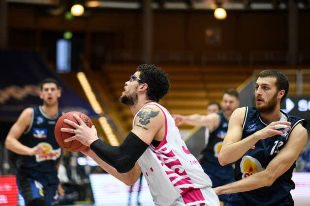 Isaiah Philmore Telekom Baskets Bonn in a duel with Radii Caisin HAKRO Merlins Crailsheim , GER, HAKRO Merlins Crailsheim vs Telekom Baskets Bonn, 07 04 2021, 29 Spieltag easycredit Basketball Bundesliga, Spielzeit 2020 2021 GER, HAKRO Merlins Crailsheim vs Telekom Baskets Bonn, 07 04 2021, 29 Spieltag easycredit Basketball Bundesliga, Spielzeit 2020 202 Crailsheim Copyright: xEibnerxPressefoto MichaelxMemmlerx EP_MMR