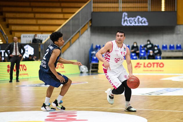 Anthony DiLeo Telekom Baskets Bonn in a duel with Trae Bell Haynes HAKRO Merlins Crailsheim , GER, HAKRO Merlins Crailsheim vs Telekom Baskets Bonn, 07 04 2021, 29 Spieltag easycredit Basketball Bundesliga, Spielzeit 2020 2021 GER, HAKRO Merlins Crailsheim vs Telekom Baskets Bonn, 07 04 2021, 29 Spieltag easycredit Basketball Bundesliga, Spielzeit 2020 202 Crailsheim Copyright: xEibnerxPressefoto MichaelxMemmlerx EP_MMR
