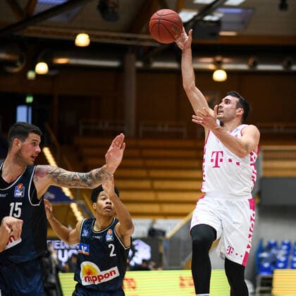 Anthony DiLeo Telekom Baskets Bonn at the basket against Trae Bell Haynes HAKRO Merlins Crailsheim and Bogdan Radosavljevic HAKRO Merlins Crailsheim , GER, HAKRO Merlins Crailsheim vs Telekom Baskets Bonn, 07 04 2021, 29 Matchday easycredit Basketball Bundesliga, Season 2020 2021 GER, HAKRO Merlins Crailsheim vs Telekom Baskets Bonn, 07 04 2021, 29 Matchday easycredit Basketball Bundesliga, Season 2020 202 Crailsheim Copyright: xEibnerxPressefoto MichaelxMemmlerx EP_MMR