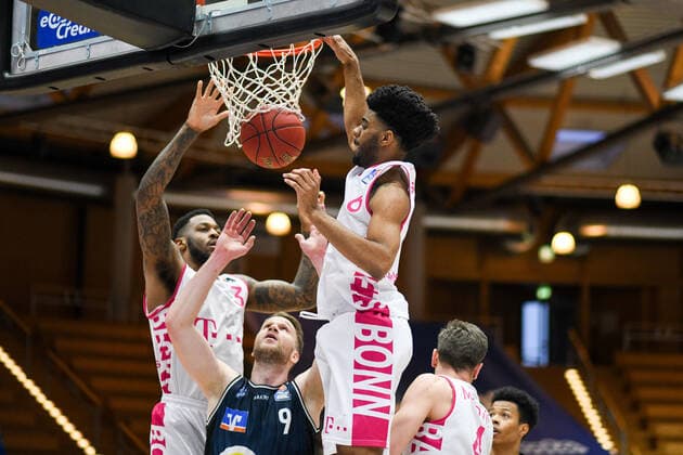 Jalen Hudson Telekom Baskets Bonn and James Thompson IV Telekom Baskets Bonn at the basket, Fabian Bleck HAKRO Merlins Crailsheim can not defend, GER, HAKRO Merlins Crailsheim vs Telekom Baskets Bonn, 07 04 2021, 29 Spieltag easycredit Basketball Bundesliga, Spielzeit 2020 2021 GER, HAKRO Merlins Crailsheim vs Telekom Baskets Bonn, 07 04 2021, 29 Spieltag easycredit Basketball Bundesliga, Spielzeit 2020 202 Crailsheim Copyright: xEibnerxPressefoto MichaelxMemmlerx EP_MMR