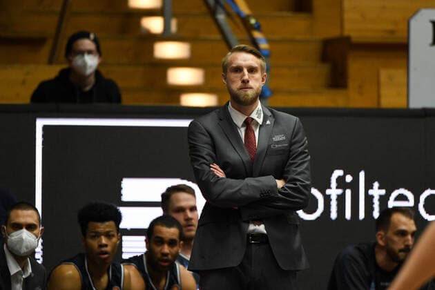 Tuomas Iisalo HAKRO Merlins Crailsheim, Headcoach watches the game, GER, HAKRO Merlins Crailsheim vs Telekom Baskets Bonn, 07 04 2021, 29 Spieltag easycredit Basketball Bundesliga, Spielzeit 2020 2021 GER, HAKRO Merlins Crailsheim vs Telekom Baskets Bonn, 07 04 2021, 29 Spieltag easycredit Basketball Bundesliga, Spielzeit 2020 202 Crailsheim Copyright: xEibnerxPressefoto MichaelxMemmlerx EP_MMR