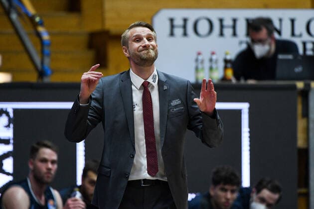 Tuomas Iisalo HAKRO Merlins Crailsheim, Headcoach gives instructions, GER, HAKRO Merlins Crailsheim vs Telekom Baskets Bonn, 07 04 2021, 29 Spieltag easycredit Basketball Bundesliga, Spielzeit 2020 2021 GER, HAKRO Merlins Crailsheim vs Telekom Baskets Bonn, 07 04 2021, 29 Spieltag easycredit Basketball Bundesliga, Spielzeit 2020 202 Crailsheim Copyright: xEibnerxPressefoto MichaelxMemmlerx EP_MMR