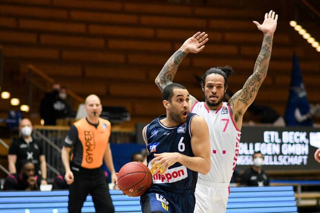 Elias Lasisi HAKRO Merlins Crailsheim in a duel with Chris Babb Telekom Baskets Bonn , GER, HAKRO Merlins Crailsheim vs Telekom Baskets Bonn, 07 04 2021, 29 Spieltag easycredit Basketball Bundesliga, Spielzeit 2020 2021 GER, HAKRO Merlins Crailsheim vs Telekom Baskets Bonn, 07 04 2021, 29 Spieltag easycredit Basketball Bundesliga, Spielzeit 2020 202 Crailsheim Copyright: xEibnerxPressefoto MichaelxMemmlerx EP_MMR