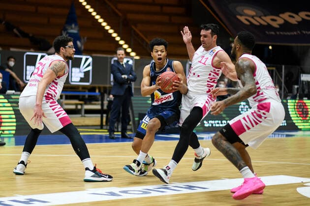 Trae Bell Haynes HAKRO Merlins Crailsheim in a duel with Anthony DiLeo Telekom Baskets Bonn and Isaiah Philmore Telekom Baskets Bonn , GER, HAKRO Merlins Crailsheim vs Telekom Baskets Bonn, 07 04 2021, 29 Spieltag easycredit Basketball Bundesliga, Spielzeit 2020 2021 GER, HAKRO Merlins Crailsheim vs Telekom Baskets Bonn, 07 04 2021, 29 Spieltag easycredit Basketball Bundesliga, Spielzeit 2020 202 Crailsheim Copyright: xEibnerxPressefoto MichaelxMemmlerx EP_MMR