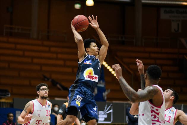 Trae Bell Haynes HAKRO Merlins Crailsheim at the basket against James Thompson IV Telekom Baskets Bonn and Anthony DiLeo Telekom Baskets Bonn , GER, HAKRO Merlins Crailsheim vs Telekom Baskets Bonn, 07 04 2021, 29 Spieltag easycredit Basketball Bundesliga, Spielzeit 2020 2021 GER, HAKRO Merlins Crailsheim vs Telekom Baskets Bonn, 07 04 2021, 29 Spieltag easycredit Basketball Bundesliga, Spielzeit 2020 202 Crailsheim Copyright: xEibnerxPressefoto MichaelxMemmlerx EP_MMR