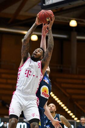 James Thompson IV Telekom Baskets Bonn at the basket defends against Fabian Bleck HAKRO Merlins Crailsheim , GER, HAKRO Merlins Crailsheim vs Telekom Baskets Bonn, 07 04 2021, 29 Spieltag easycredit Basketball Bundesliga, Spielzeit 2020 2021 GER, HAKRO Merlins Crailsheim vs Telekom Baskets Bonn, 07 04 2021, 29 Spieltag easycredit Basketball Bundesliga, Spielzeit 2020 202 Crailsheim Copyright: xEibnerxPressefoto MichaelxMemmlerx EP_MMR