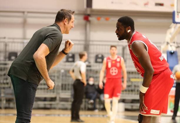 07 04 2021 Basketball Saison 2019 2020 2 Bundesliga Pro A 12 Spieltag Nürnberg Falcons Basketball Club NBC Bayer Giants Leverkusen DaMa Hans Jürgen Gnad Trainer Headcoach Bayer Giants Leverkusen gives instructions to Eddy Edigin Jr 17, Bayer Giants Leverkusen.